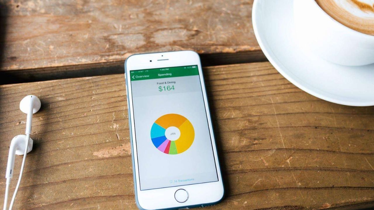 How to Track Your Expenses Effortlessly Using the Mint App
